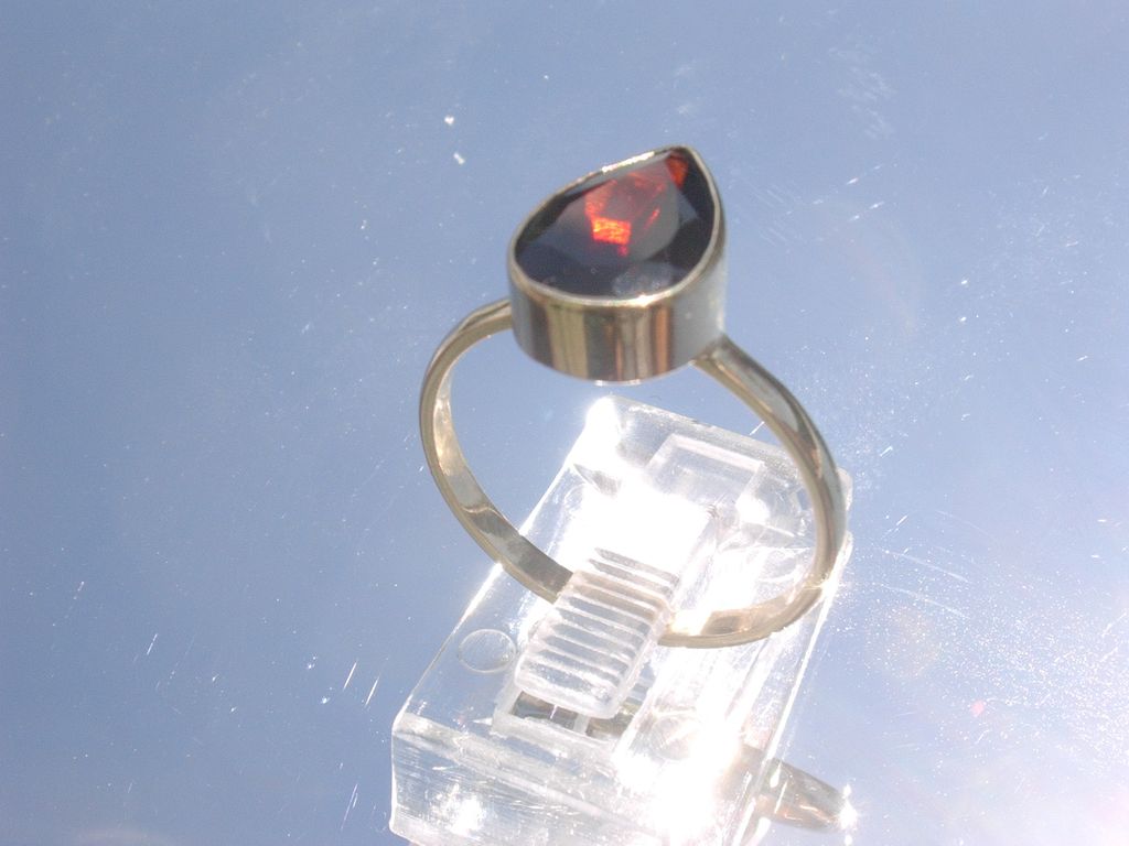 14kt Pear/Raindrop Shape Garnet Ladies Ring 14kt Pear/Raindrop Shape Garnet Ladies Ring