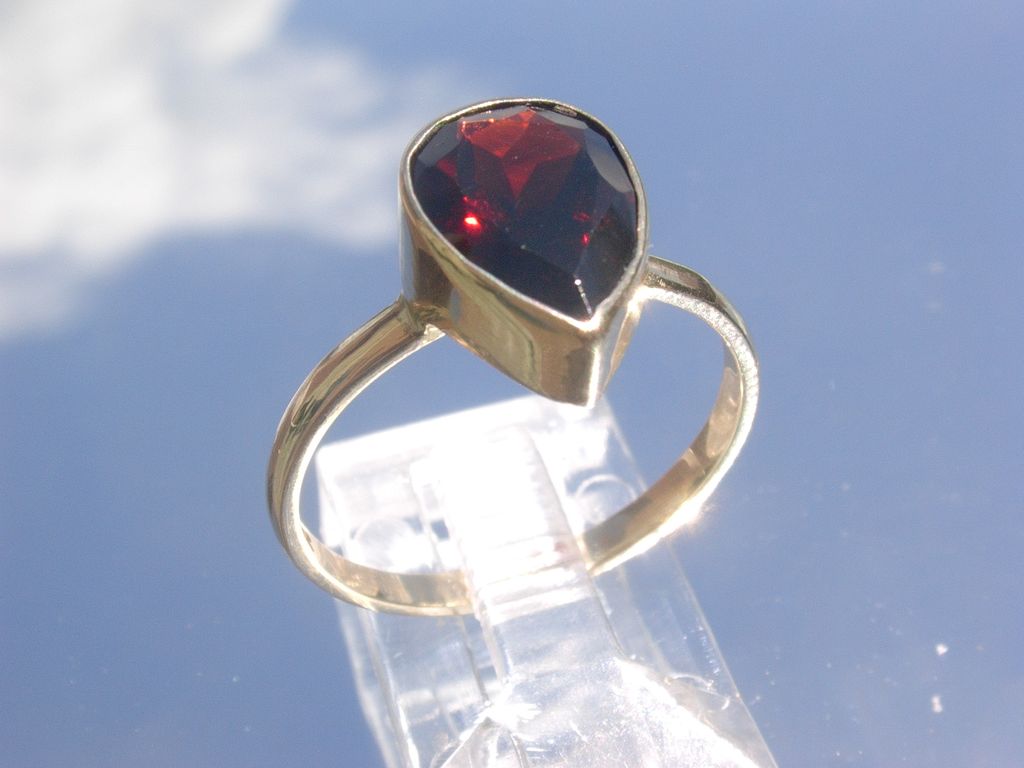 14kt Pear/Raindrop Shape Garnet Ladies Ring 14kt Pear/Raindrop Shape Garnet Ladies Ring