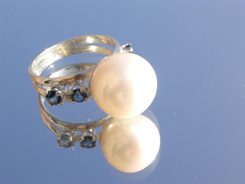 Sterling Large Freshwater Pearl and Multi Sapphire Ladies Ring Sterling Large Freshwater Pearl and Multi Sapphire Ladies Ring