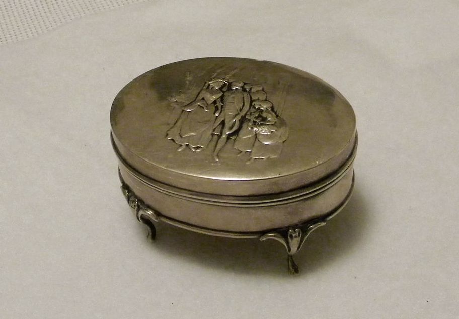 1910 William Comyns Sterling Silver Trinket Footed Box 1910 William Comyns Sterling Silver Trinket Footed Box