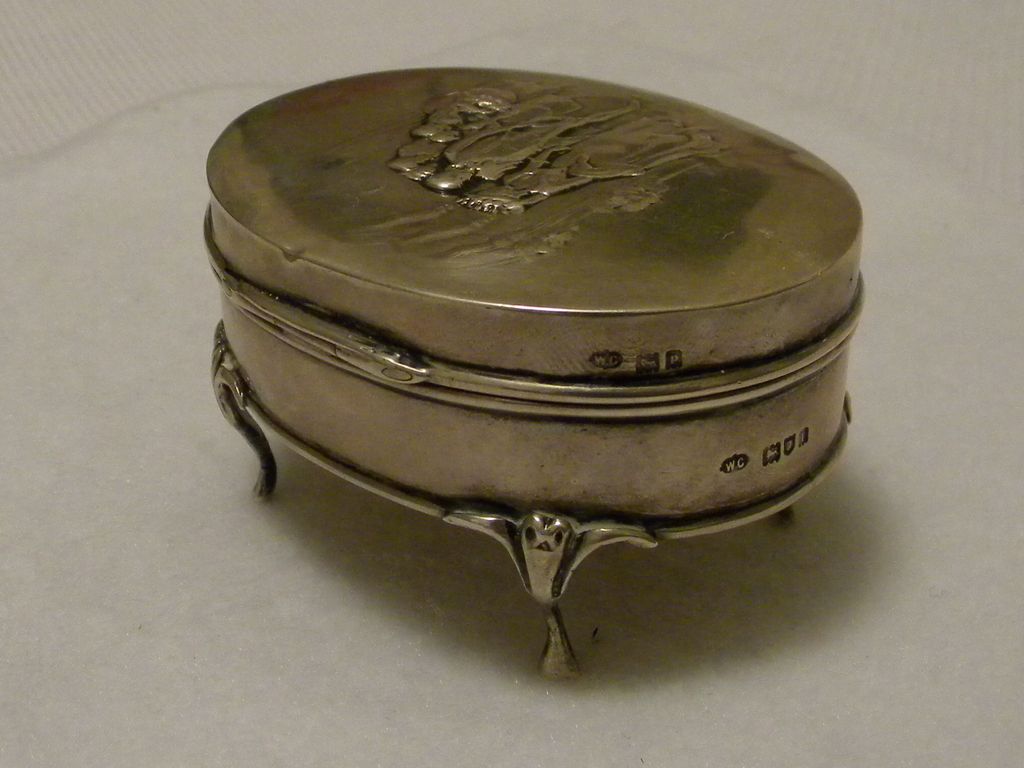 1910 William Comyns Sterling Silver Trinket Footed Box 1910 William Comyns Sterling Silver Trinket Footed Box