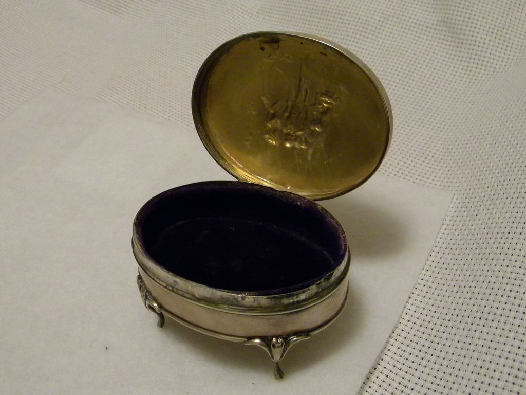 1910 William Comyns Sterling Silver Trinket Footed Box 1910 William Comyns Sterling Silver Trinket Footed Box