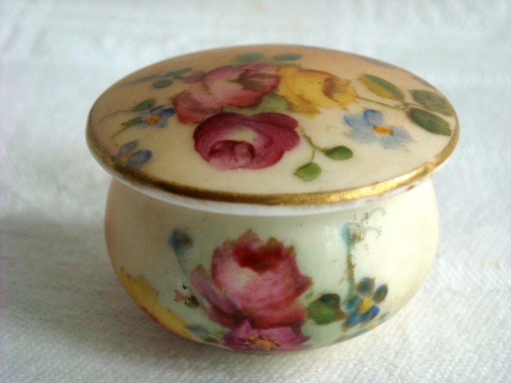 English Royal Worcester Hand Painted Blush Ivory Miniature Lidded Pot 1918 English Royal Worcester Hand Painted Blush Ivory Miniature Lidded Pot 1918