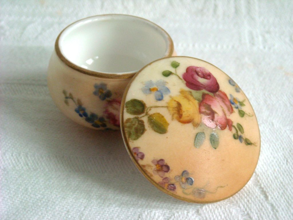 English Royal Worcester Hand Painted Blush Ivory Miniature Lidded Pot 1918 English Royal Worcester Hand Painted Blush Ivory Miniature Lidded Pot 1918