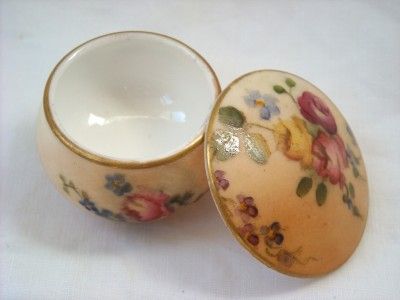 English Royal Worcester Hand Painted Blush Ivory Miniature Lidded Pot 1918 English Royal Worcester Hand Painted Blush Ivory Miniature Lidded Pot 1918
