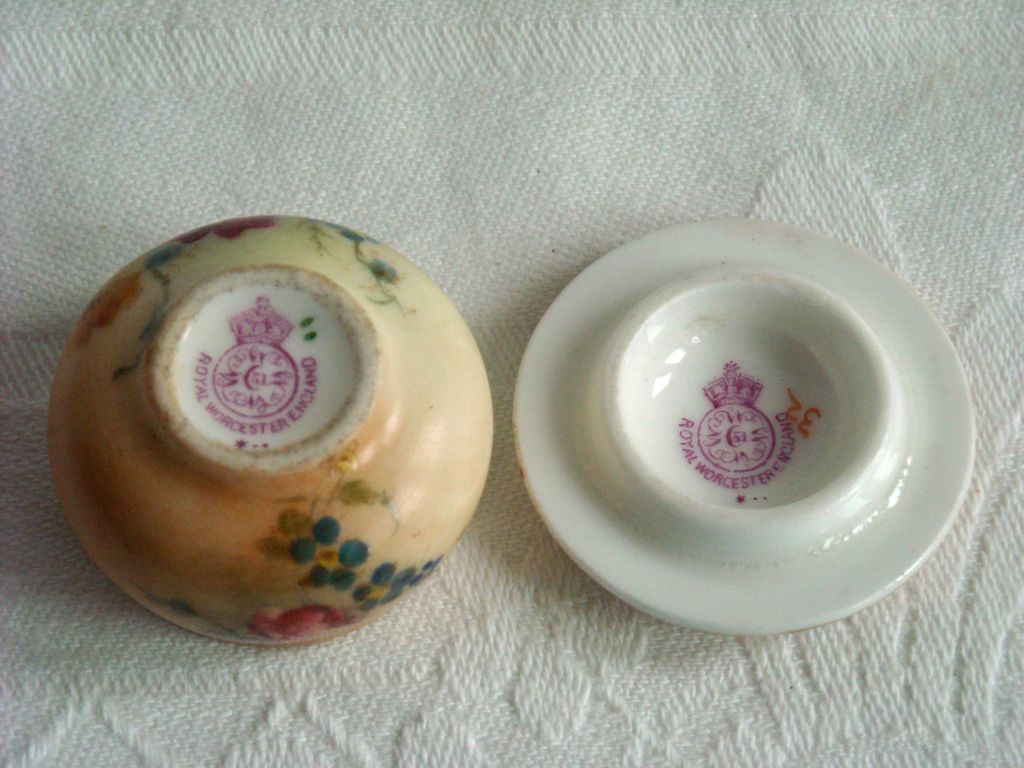 English Royal Worcester Hand Painted Blush Ivory Miniature Lidded Pot 1918 English Royal Worcester Hand Painted Blush Ivory Miniature Lidded Pot 1918