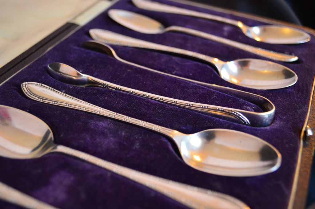 WALKER & HALL Boxed Set 6 Sterling Demitasse Spoons and Sugar Tongs WALKER & HALL Boxed Set 6 Sterling Demitasse Spoons and Sugar Tongs