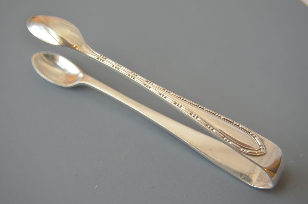 WALKER & HALL Boxed Set 6 Sterling Demitasse Spoons and Sugar Tongs WALKER & HALL Boxed Set 6 Sterling Demitasse Spoons and Sugar Tongs