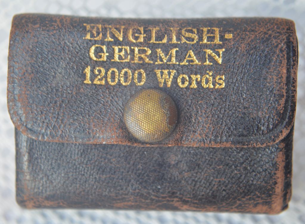 LILIPUT English-German Miniature Dictionary circa 1925. LILIPUT English-German Miniature Dictionary circa 1925.
