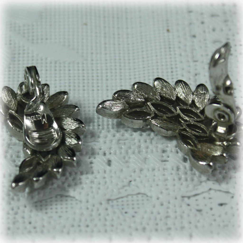 Monet Earrings on Bringing To You This Lovely Pair Of Vintage Monet Earrings For