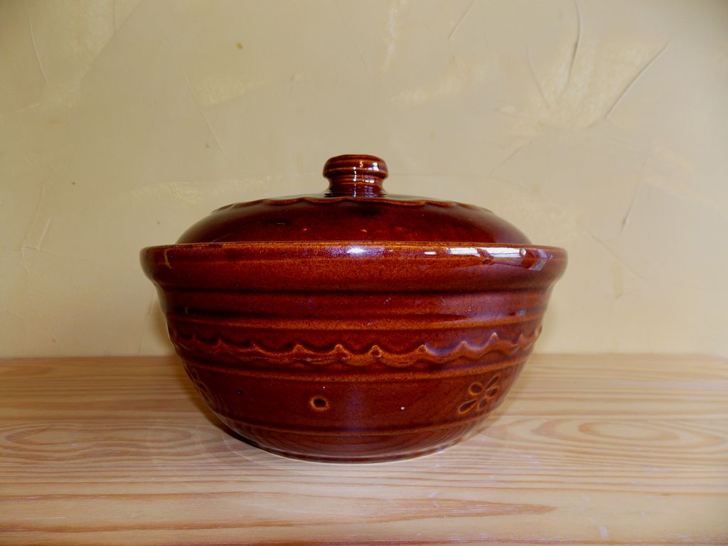 SALE/Vintage Mar Crest oven proof Stoneware Casserole dish with lid SALE/Vintage Mar Crest oven proof Stoneware Casserole dish with lid