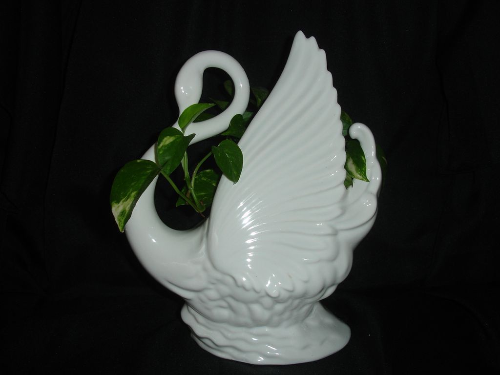 Maddux Swan Planter Maddux Swan Planter