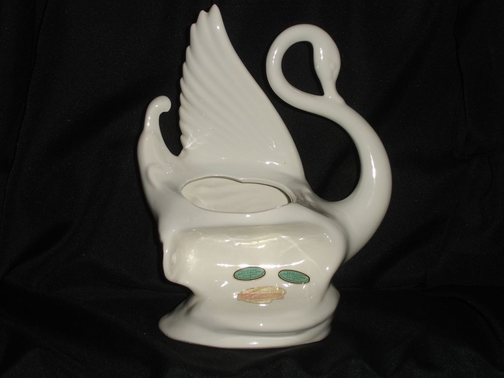 Maddux Swan Planter Maddux Swan Planter