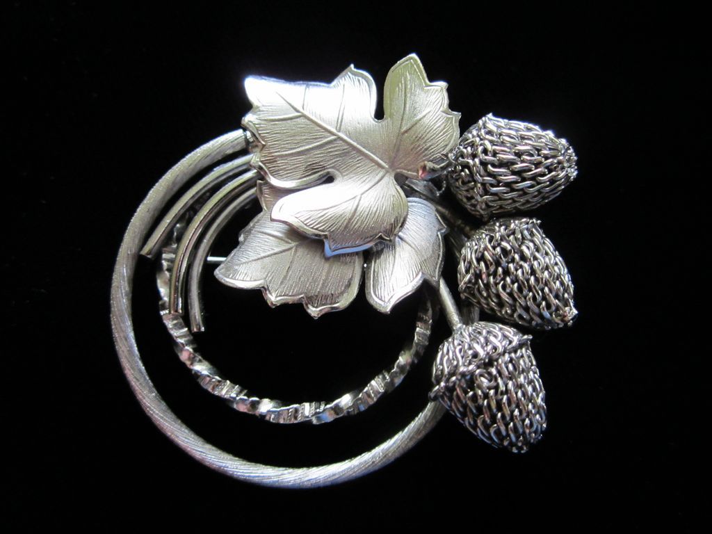 Exceptional Vintage Mesh Acorns, Silver Tone Leaves Pin Brooch Exceptional Vintage Mesh Acorns, Silver Tone Leaves Pin Brooch