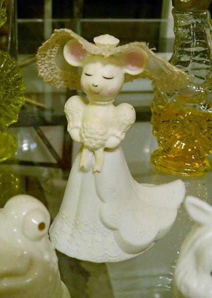 Avon Collectable Decanter ~ Church Mouse Bride, Delicate Daisies Avon Collectable Decanter ~ Church Mouse Bride, Delicate Daisies