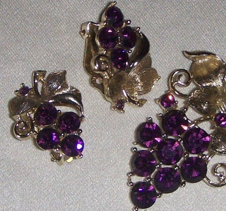 Vintage Lisner Set Amethyst colored Rhinestone Grape Pin Brooch and Earrings Vintage Lisner Set Amethyst colored Rhinestone Grape Pin Brooch and Earrings