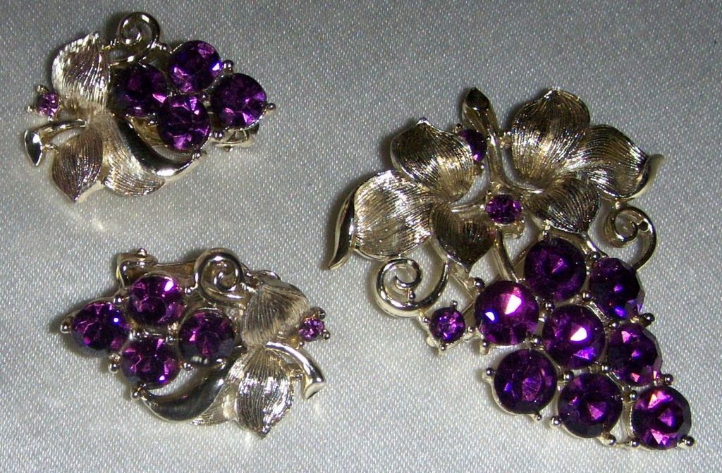 Vintage Lisner Set Amethyst colored Rhinestone Grape Pin Brooch and Earrings Vintage Lisner Set Amethyst colored Rhinestone Grape Pin Brooch and Earrings