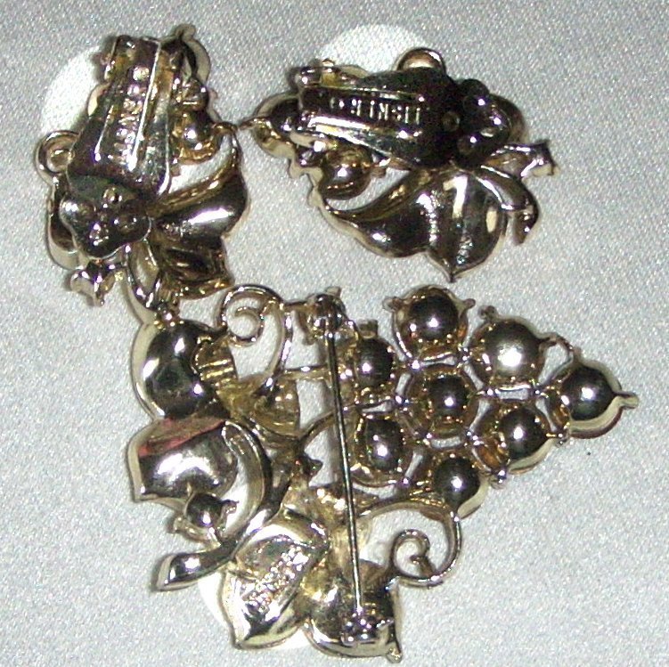Vintage Lisner Set Amethyst colored Rhinestone Grape Pin Brooch and Earrings Vintage Lisner Set Amethyst colored Rhinestone Grape Pin Brooch and Earrings