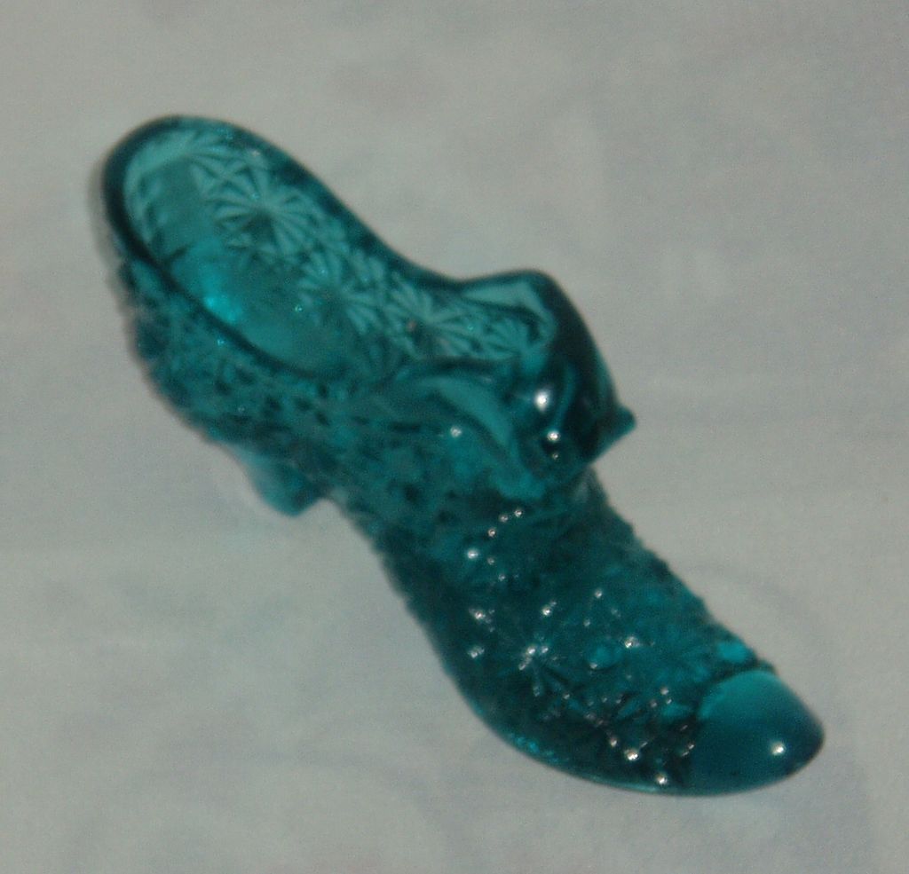 Turquoise green Fenton glass shoe with cat Turquoise green Fenton glass shoe with cat