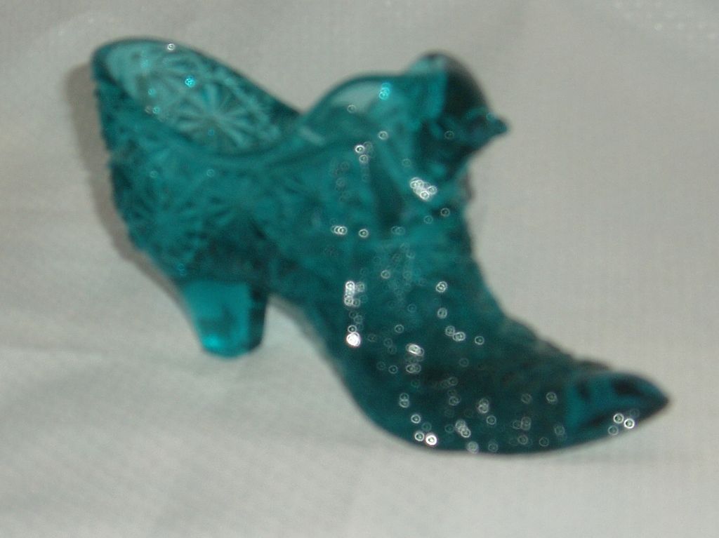 Turquoise green Fenton glass shoe with cat Turquoise green Fenton glass shoe with cat