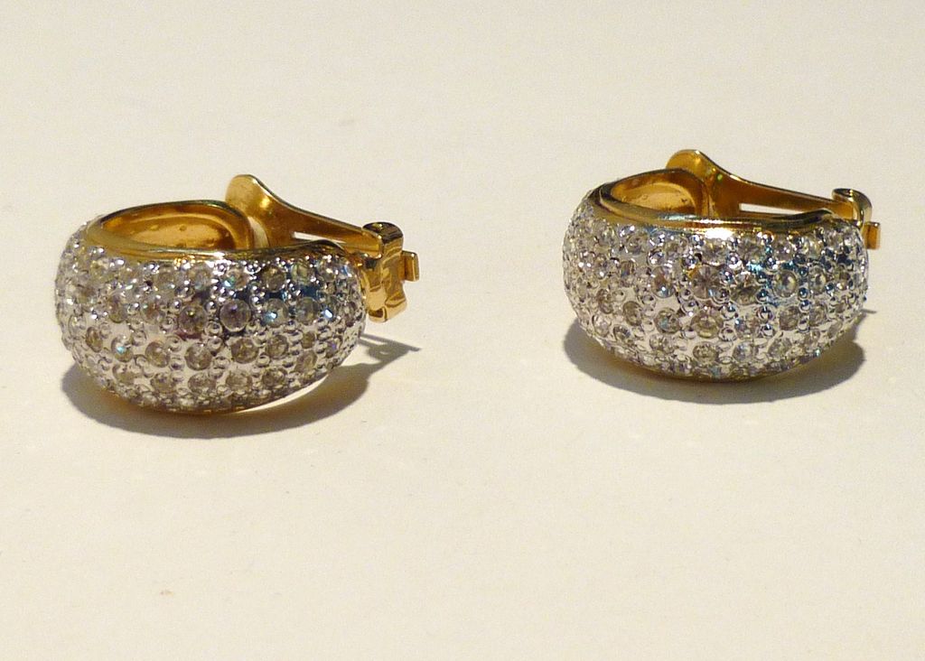 Fabulous 80s VALENTINO Rhinestone Pave Earrings!! Fabulous 80s VALENTINO Rhinestone Pave Earrings!!