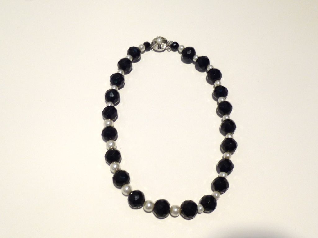 Black Onyx and Faux Pearl Necklace with Silver Clasp Black Onyx and Faux Pearl Necklace with Silver Clasp