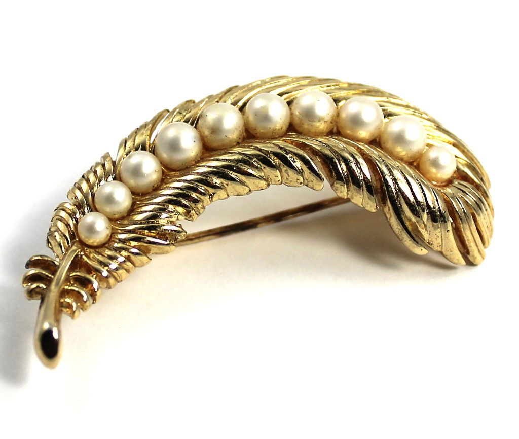 Vintage Crown Trifari Feather Brooch / Pin Simulated Pearls Vintage Crown Trifari Feather Brooch / Pin Simulated Pearls