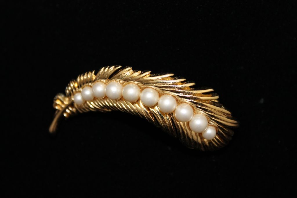 Vintage Crown Trifari Feather Brooch / Pin Simulated Pearls Vintage Crown Trifari Feather Brooch / Pin Simulated Pearls