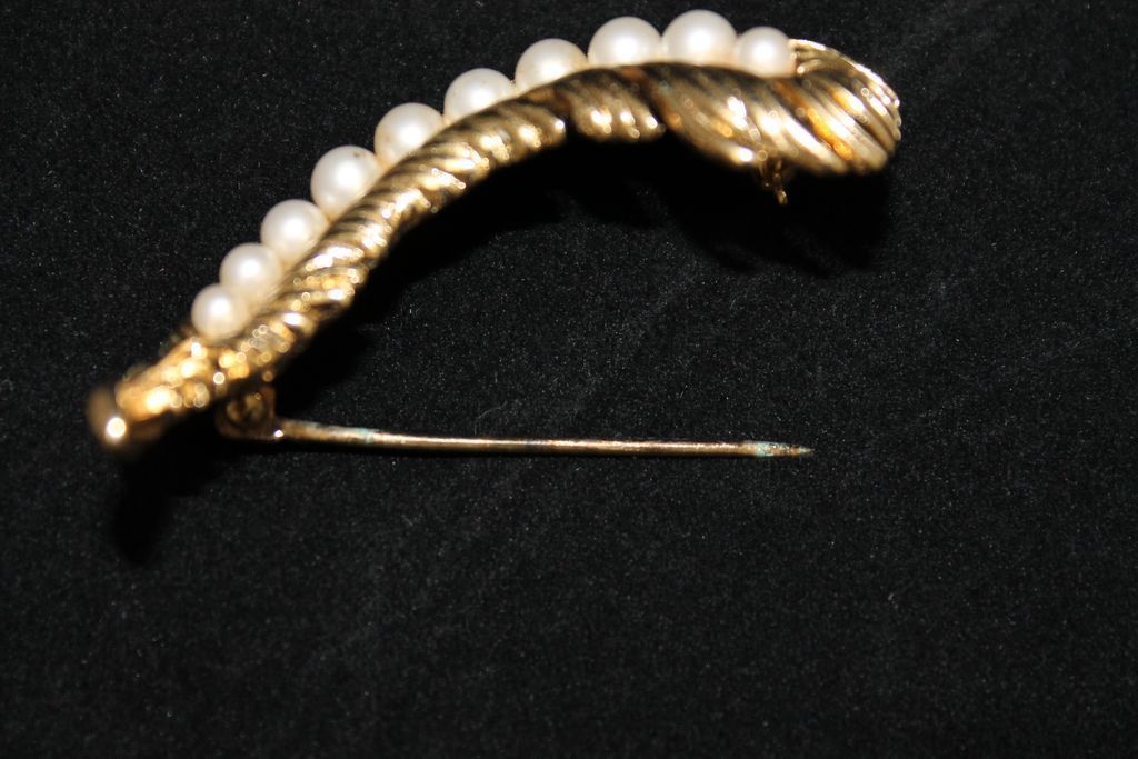 Vintage Crown Trifari Feather Brooch / Pin Simulated Pearls Vintage Crown Trifari Feather Brooch / Pin Simulated Pearls