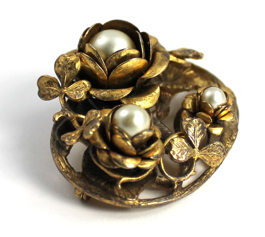 Vintage Art Nouveau Style Gold Tone Imitation Pearl Repousse Brooch Vintage Art Nouveau Style Gold Tone Imitation Pearl Repousse Brooch