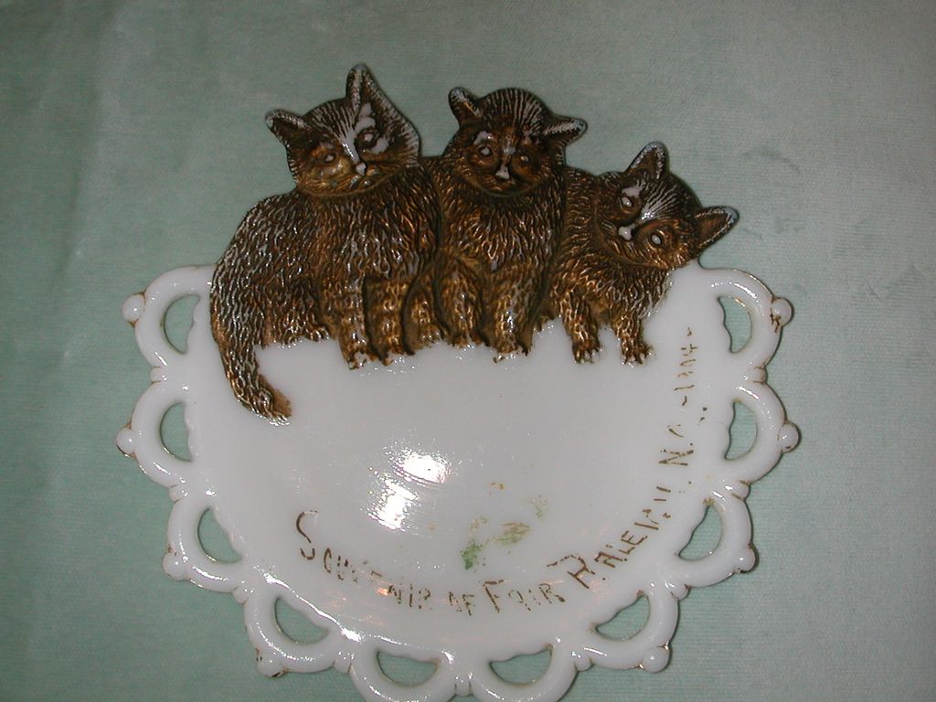 Westmoreland Three Kittens Milk Glass Souvenir Plate. Westmoreland Three Kittens Milk Glass Souvenir Plate.