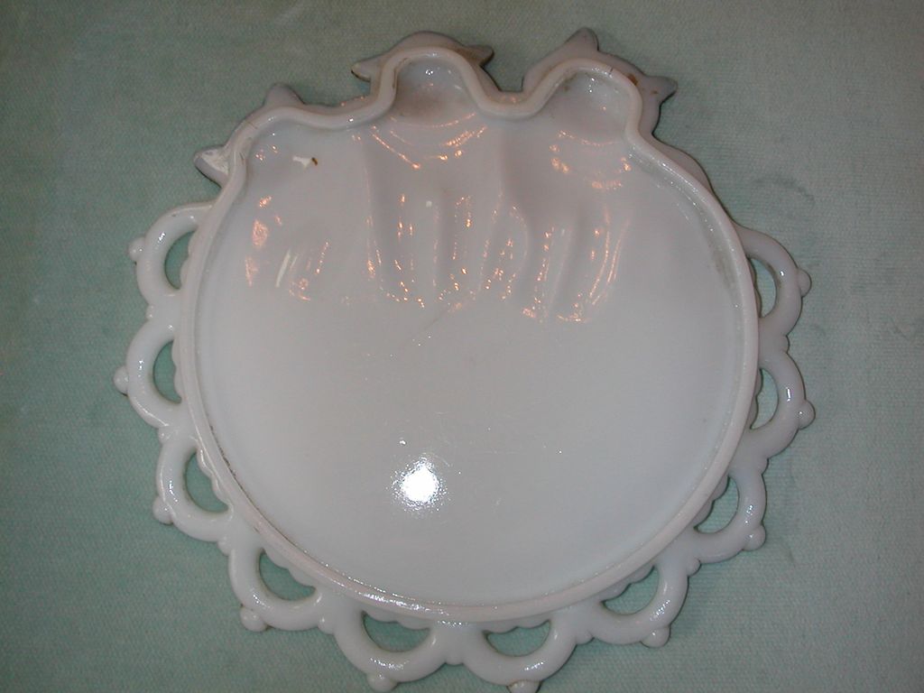 Westmoreland Three Kittens Milk Glass Souvenir Plate. Westmoreland Three Kittens Milk Glass Souvenir Plate.