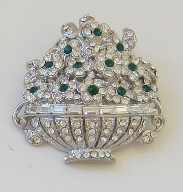Stunning Vintage Rhodium plated Floral Brooch Stunning Vintage Rhodium plated Floral Brooch