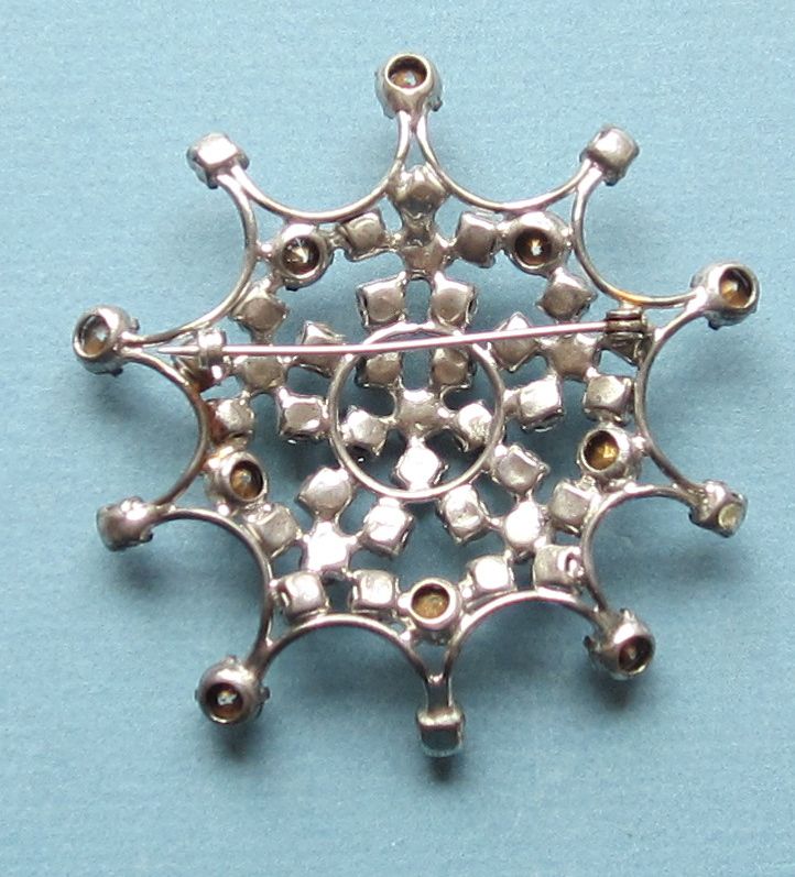 Striking Vintage Large Rhinestone Silver Tone Brooch Striking Vintage Large Rhinestone Silver Tone Brooch