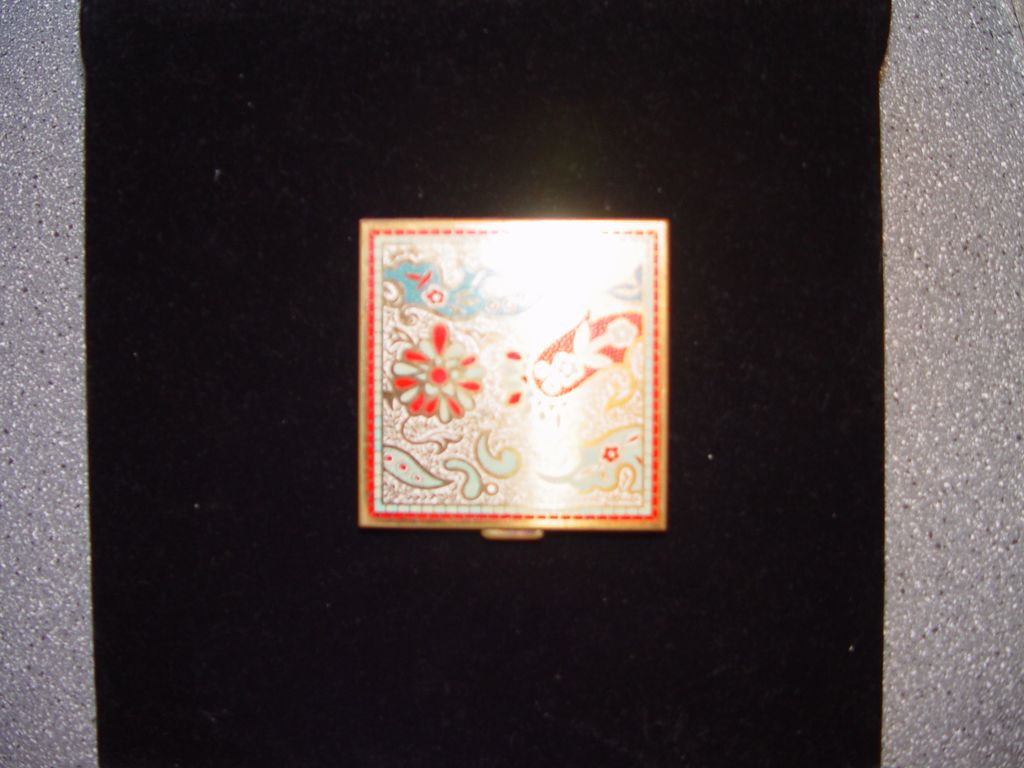 Voluptue square compact Voluptue square compact