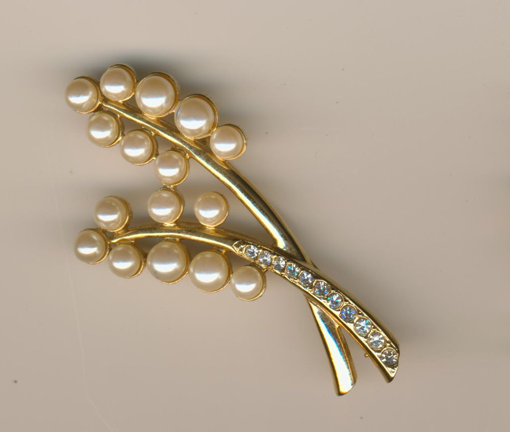 Richelieu Gold Plated Faux Pearl & Rhinestone Brooch Richelieu Gold Plated Faux Pearl & Rhinestone Brooch