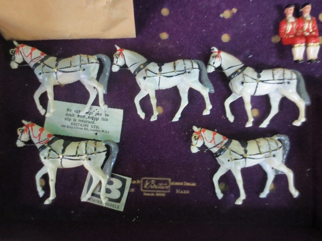 Vintage Britain's Set# 9402 Carriage Horse & Passengers Vintage Britain's Set# 9402 Carriage Horse & Passengers