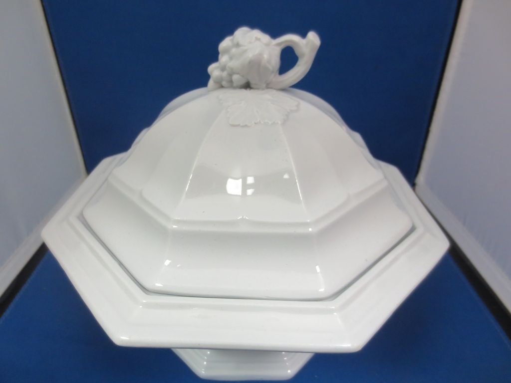 Beautiful ironstone Tureen. Beautiful ironstone Tureen.