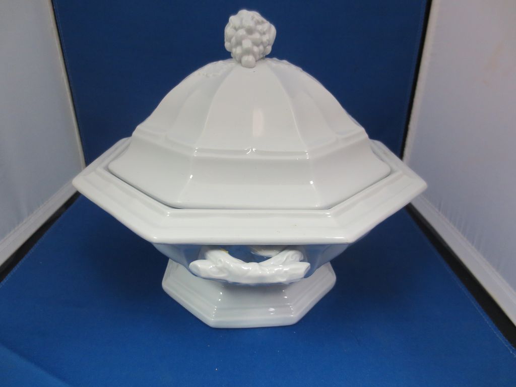 Beautiful ironstone Tureen. Beautiful ironstone Tureen.