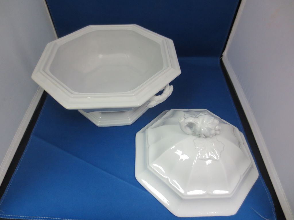Beautiful ironstone Tureen. Beautiful ironstone Tureen.