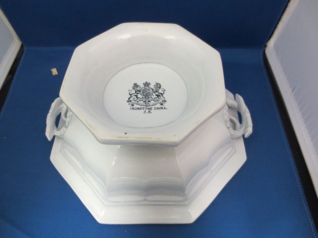 Beautiful ironstone Tureen. Beautiful ironstone Tureen.