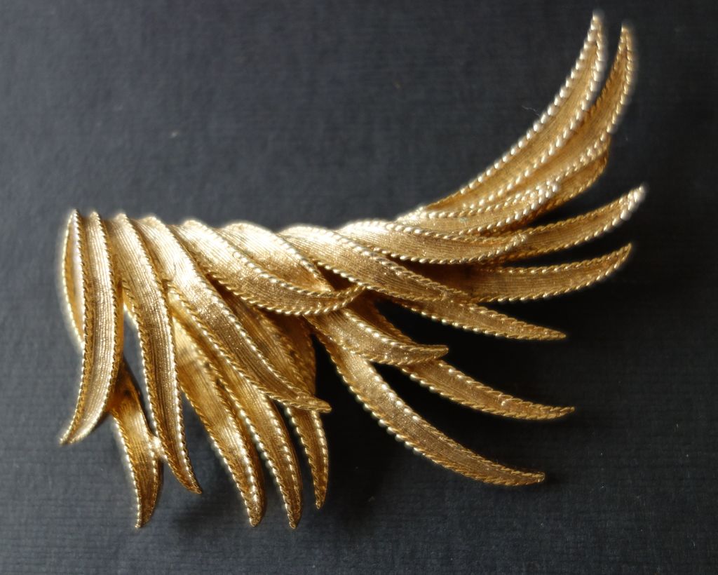 BOUCHER Large Gold-Tone Bird's Wing Brooch BOUCHER Large Gold-Tone Bird's Wing Brooch