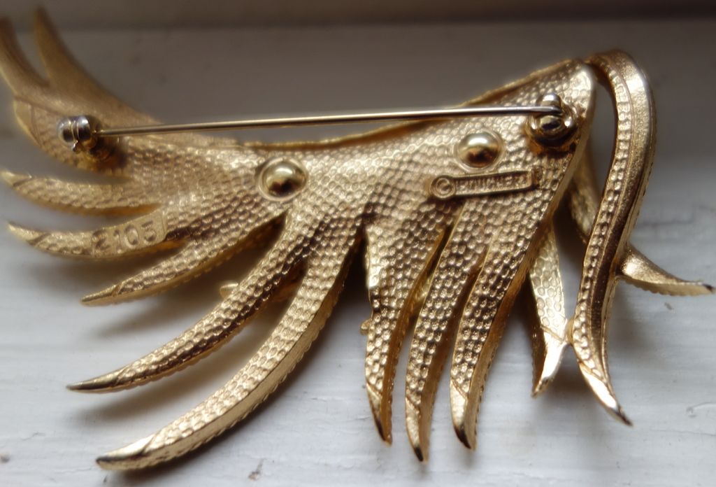 BOUCHER Large Gold-Tone Bird's Wing Brooch BOUCHER Large Gold-Tone Bird's Wing Brooch