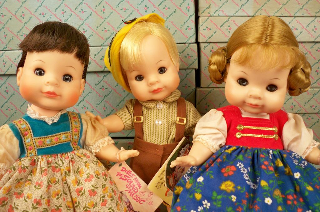Mint 60s Sound of Music Madame Alexanders, Tagged Wrists / Outfits, Boxes / Inserts Mint 60s Sound of Music Madame Alexanders, Tagged Wrists / Outfits, Boxes / Inserts