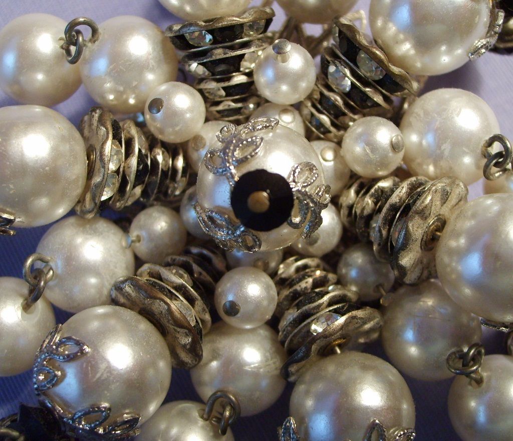 Alice Caviness brooch pin DANGLES Vintage Imitation pearls black glass & Rhinestones Alice Caviness brooch pin DANGLES Vintage Imitation pearls black glass & Rhinestones
