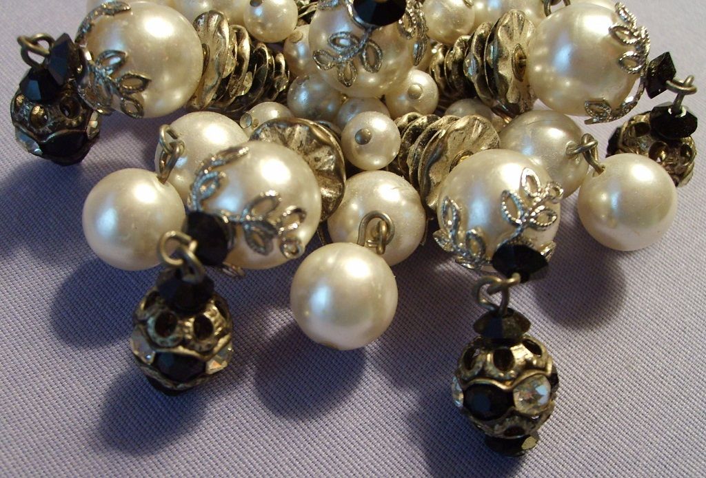 Alice Caviness brooch pin DANGLES Vintage Imitation pearls black glass & Rhinestones Alice Caviness brooch pin DANGLES Vintage Imitation pearls black glass & Rhinestones