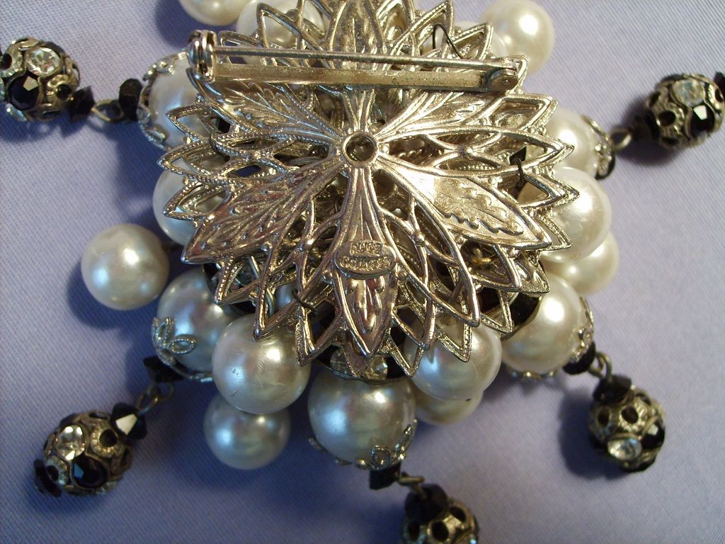 Alice Caviness brooch pin DANGLES Vintage Imitation pearls black glass & Rhinestones Alice Caviness brooch pin DANGLES Vintage Imitation pearls black glass & Rhinestones
