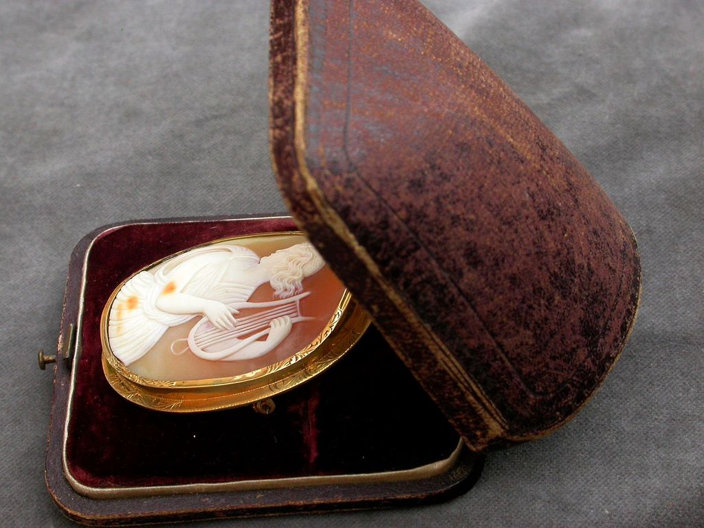 French antique 18k solid yellow gold Huge Mythological Hand-Carved Shell Cameo Pendant Brooch engraved frame in Original Box French antique 18k solid yellow gold Huge Mythological Hand-Carved Shell Cameo Pendant Brooch engraved frame in Original Box