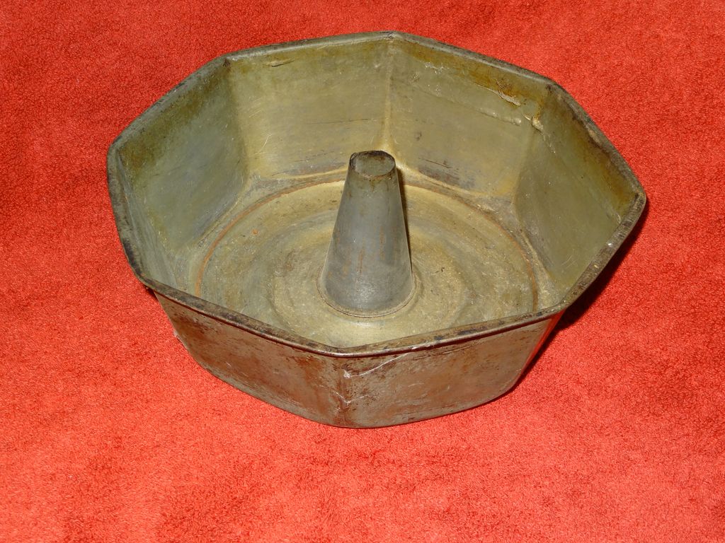 Vintage tin cake pan and Wear-ever strainer Vintage tin cake pan and Wear-ever strainer