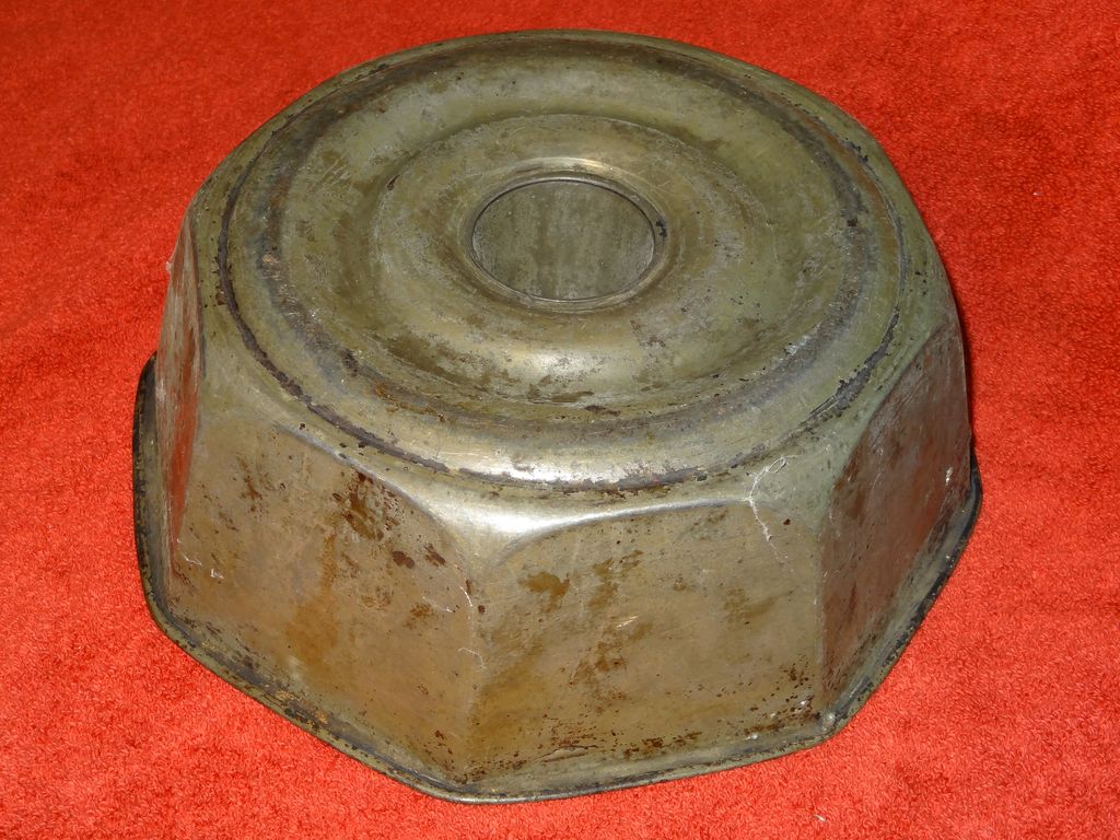 Vintage tin cake pan and Wear-ever strainer Vintage tin cake pan and Wear-ever strainer